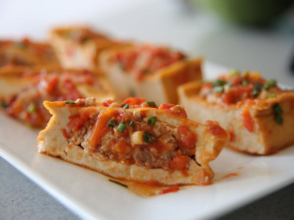 Đậu Hũ Nhồi Hồng Kông (Three-stuffed Treasures) – món ăn đường phố truyền thống của xứ Cảng Thơm